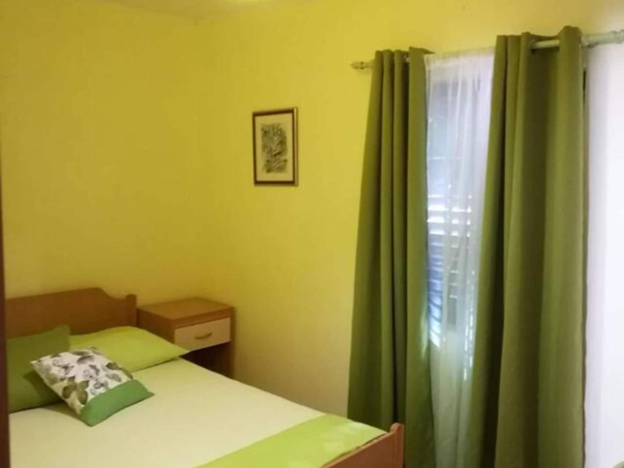 Four Bedroom Holiday home Gdinj